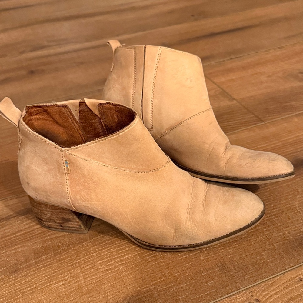 Tom’s Leilani light colored Honey ankle booties size 8